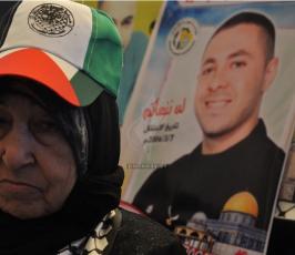 بالصور:اهالي الاسرى يواصلون اعتصامهم الأسبوعي قبالة الصليب الاحمر بغزة