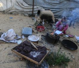 سيدة فلسطينية من منطقة الزنة شرق خانيونس تلجأ الى الخبز على الافران القديمة  ‫(38470145)‬ ‫‬