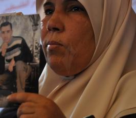 بالصور:عدسة "فلسطين اليوم" تنضم لاعتصام أهالي الأسرى أمام مقر الصليب بغزة