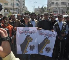 بالصور:بمشاركة الرابطة الإسلامية ... الحملة العالمية للعودة إلي فلسطين تنظم وقفة تضامنية في ذكري يوم الأرض أمام المندوب السامي بغزة