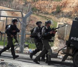 خاص فلسطين اليوم..إصابة المئات بالرصاص والإختناق أمام سجن "عوفر" قرب رام الله