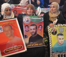 اعتصام أهالى الاسرى فى مقر الصليب بغزة