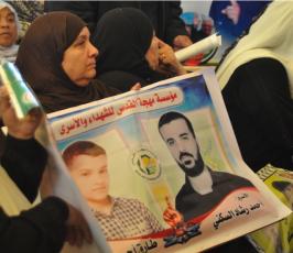بالصور:أهالي الأسرى يواصلون اعتصامهم الأسبوع قبالة الصليب الأحمر بغزة