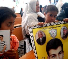 أهالى الاسرى يهللون فرحاً بمرسى بالصليب الاحمر بغزة