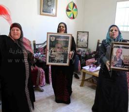  أهالي المعتقلين بالضفة وغزة يستعدون  لاستقبال أبنائهم المفرج عنهم