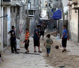 لاجئون فلسطينيون يعيشون في مخيم الشاطئ غرب مدينة غزة