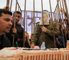 أهالي الأسرى الفلسطينيين ينظمون وقفة تطالب بإطلاق سراح انبائهم من مكان أسر شاؤول ارون شرق غزة ‫(42598920)‬ ‫‬