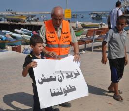 وقفة لاطفال غزة داخل ميناء غزة البحرى