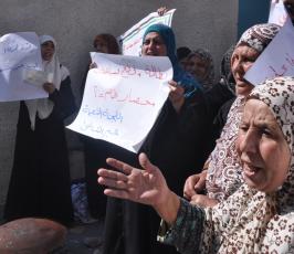 غزيون ينظمون وقفات احتجاجية أمام مراكز توزيع الأونروا رفضاً لتقليصها المساعدات