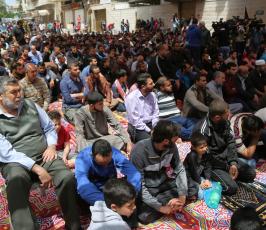  صلاة الجمعة امام مقر الصليب الاحمر بغزة تضامنا مع الاسرى في سجون الاحتلال ‫(1)‬ ‫‬