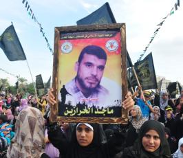 عشرات الالاف من شيوخ ونساء واطفال وقيادة الشعب الفلسطينى فى مهرجان الانطلاقة  الجهادية
