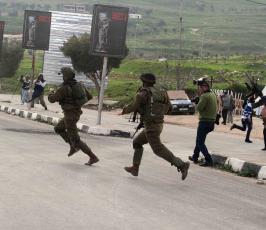 خاص فلسطين اليوم..مواجهات واعتقالات على حاجز حوارة بنابلس تضامناً مع الاسرى