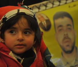 بالصور:عدسة "فلسطين اليوم" تنضم لاعتصام أهالي الأسرى أمام مقر الصليب