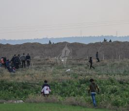 مواجهات بين الشبان الفلسطينيين وجيش الاحتلال على الحدود الشرقية لمخيم جباليا ‫(42598918)‬ ‫‬
