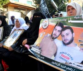 أهالى الاسرى يتضامنون فى مقر الصليب الاحمر بغزة نصرةً لأبنائهم
