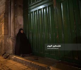 مواطنون يصلون في ليلة القدر أمام باب السلسلة أحد أبواب المسجد الاقصى المغلق (6).jpg