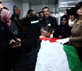  الشهيدة أشرقت قطناني (16عاما) من نابلس يتسلمون جثمانها ‫(29876617)‬ ‫‬
