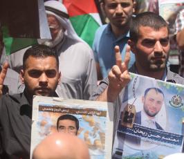 مسيرة حاشدة وسط رام الله دعماً للاسرى المضربين عن الطعام لليوم 47 على التوالي