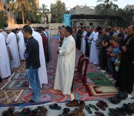 الجهاد الإسلامي يصلي العيد أمام منزل الشهيد الإعداد كامل الإعداد بغزة ‫(37945865)‬ ‫‬