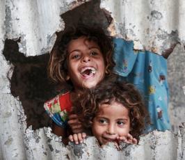 أطفال غزة يلعبون على طريقتهم الخاصة رغم البؤس والفقر والحصار ‫(39518721)‬ ‫‬