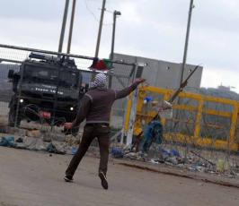 خاص فلسطين اليوم...مواجهات وإصابات أمام سجن "عوفر" غربي رام الله