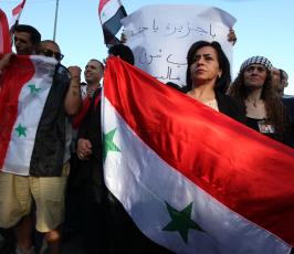 فلسطينيون يحتجون ضد فضائية الجزيرة في رام الله