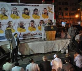 صلاة العشاء ووقفة مع الأسرى أمام مقر المفوض السامي بغزة