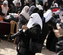صحفيات يزاحمن الصحفيين في التصوير بغزة