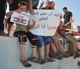 وقفة لاطفال غزة داخل ميناء غزة البحرى