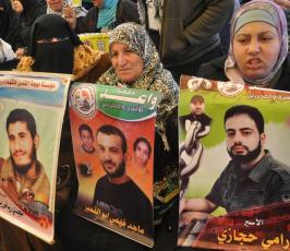 بالصور:عدسة "فلسطين اليوم" تنضم لاعتصام أهالي الأسرى أمام مقر الصليب