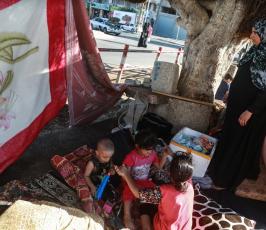 عائلة من رفح تسكن الأسفلت في غزة ‫(37552647)‬ ‫‬
