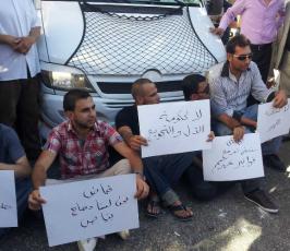عشرات اليافطات بالضفة "يا فياض لسنا دجاج بياض" ولا لسياسة التهجير