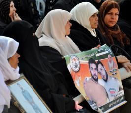 أهالى الاسرى يتضامنون فى مقر الصليب الاحمر بغزة نصرةً لأبنائهم