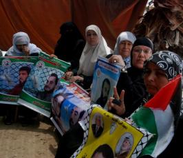 أسرى محررون يعلنون إضرابهم عن الطعام بغزة تضامناً مع الأسرى في زنازين الاحتلال