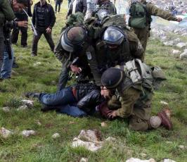 خاص فلسطين اليوم.اعتقالات وإصابات بالاختناق في "المناطير" قرب نابلس