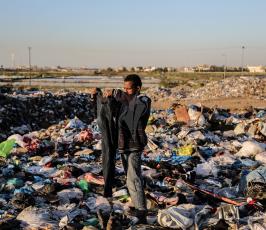 فلسطيني يجمع البلاستيك ومواد قابلة للاستخدام  من مكب للنفايات ‫(37749270)‬ ‫‬