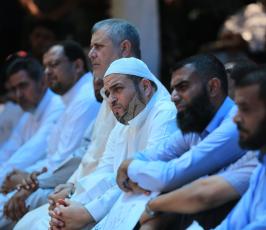  صلاة الجمعة أمام مقر الصليب الأحمر ‫(34669064)‬ ‫‬