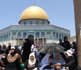 أكثر من ربع مليون فلسطيني يؤمون الاقصى في جمعة رمضان الثالثة
