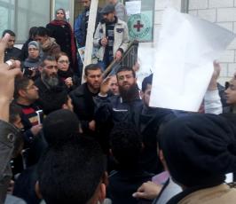 مسيرة تضامنية مع الشيخ خضر عدنان في مقر الصليب الأحمر