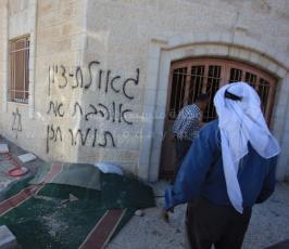 مستوطنون يحرقون 3 سيارات فلسطينية ويكنبون شعارات على جدار المسجد في قرية برقة شرق مدينة رام الله‏