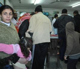 ضمن حملة "مودة" منتدى الطبيب الفلسطيني يقدم خدمات طبية للمتضررين بمراكز الإيواء جراء المنخفض بغزة