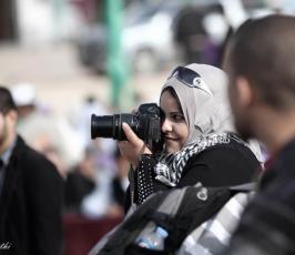 صحفيات يزاحمن الصحفيين في التصوير بغزة