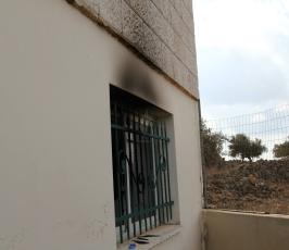 المستوطنون يحطمون  أبواب مسجد أبي بكر الصديق ونوافذه في نابلس، وخطهم شعارات عنصرية على جدرانه، وإضرامهم النار في أرجائه.
