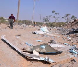 بالصور آثار القصف الصهيوني على مناطق متفرقة في قطاع غزة الليلة