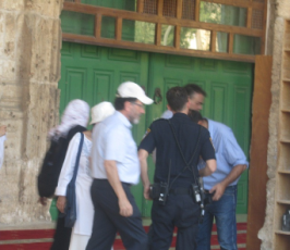اعتقال 4 سيدات من المسجد الاقصى واشتباكات على بوابات المسجد