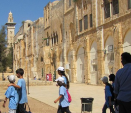مئات أطفال المخيمات الصيفية يتدفقون على المسجد الأقصى