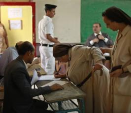 بالصور: توافد المصريون للادلاء بأصواتهم بجولة الاعادة بالانتخابات الرئاسية