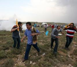 خاص فلسطين اليوم..مستوطنون يهاجمون مسيرة سلمية في دير جرير شرقي رام الله