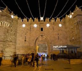 مواطنون يصلون في ليلة القدر أمام باب السلسلة أحد أبواب المسجد الاقصى المغلق (1).jpg