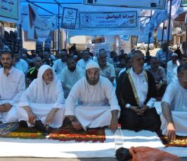  صلاة الجمعة أمام الصليب الأحمر بغزة